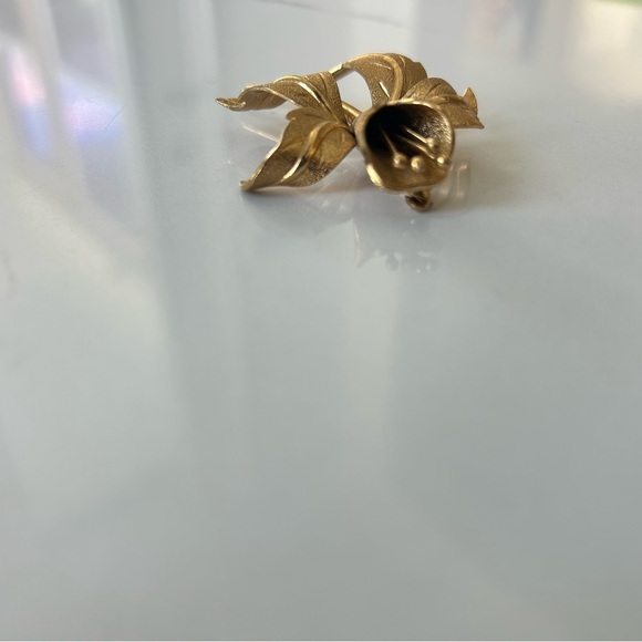 VINTAGE MONET Daffodil / Lily / Orchid Flower Brooch Pin Brushed Gold Tone - Picture 4 of 10